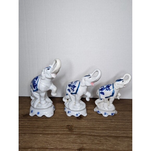 Circus Elephant Figurines, Set of 3 porcelain elephants, Blue onion elephants - Picture 3 of 6